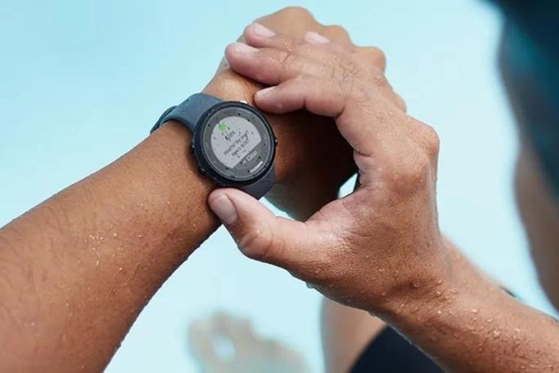 You can see a received message on the Garmin Swim 2.